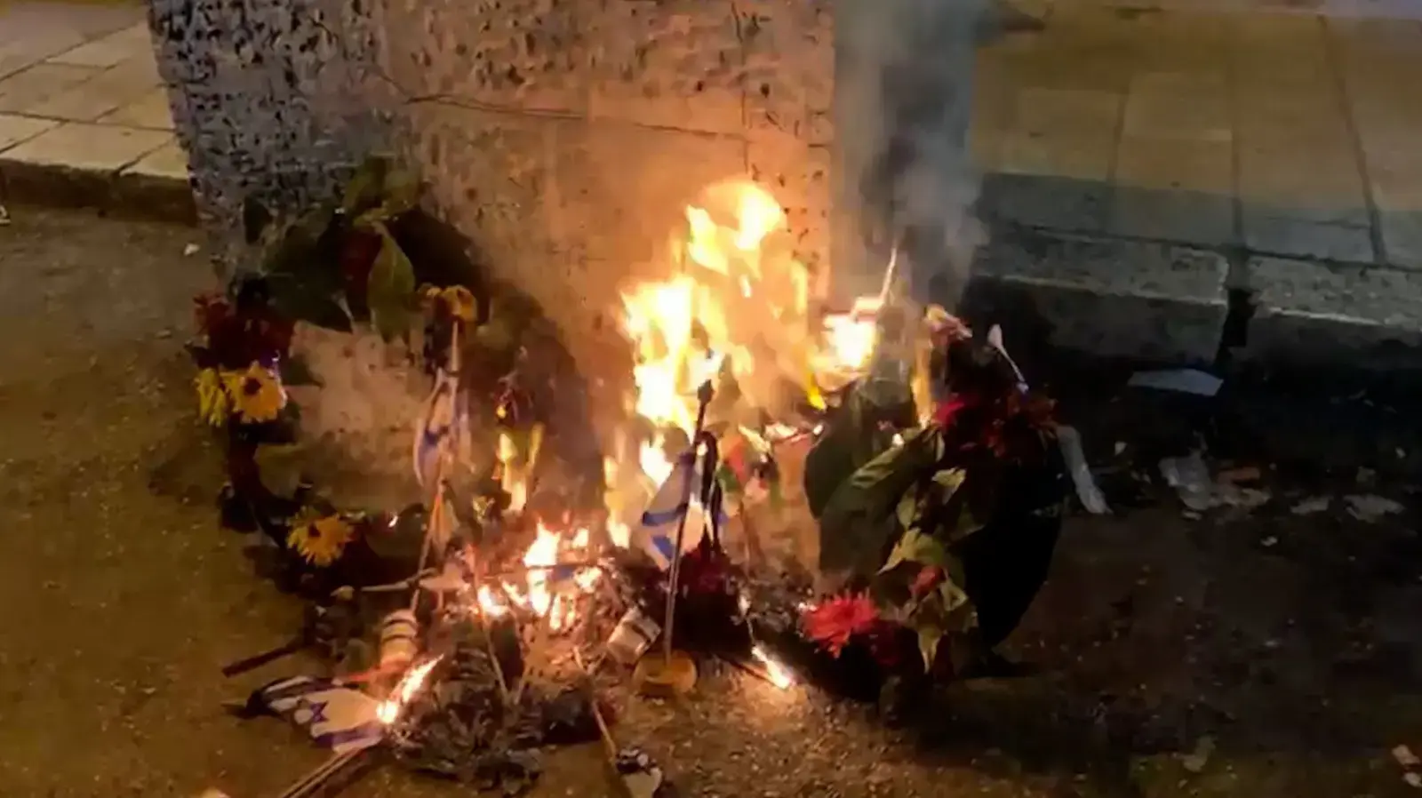 חרדים קיצוניים שורפים זרים שהונחו על מצבות חללי צה"ל בירושלים חרדים קיצוניים שורפים זרים שהונחו על מצבות חללי צה"ל בירושלים