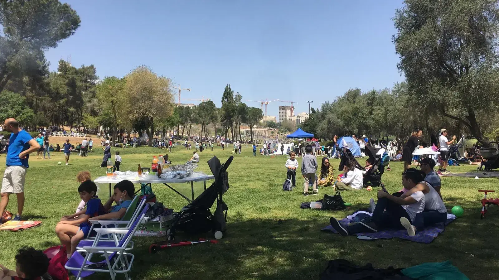 מטיילים פוקדים את גן סאקר, בירושלים 15 באפריל 2021 מטיילים פוקדים את גן סאקר, בירושלים 15 באפריל 2021
