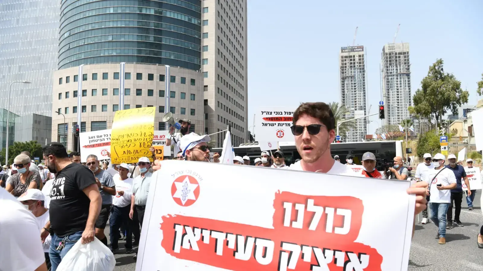 הפגנת נכי צה"ל בדרישה לרפורמה באגף שיקום נכים במשהב"ט. נתיבי איילון, ת"א, 18 באפריל 2021