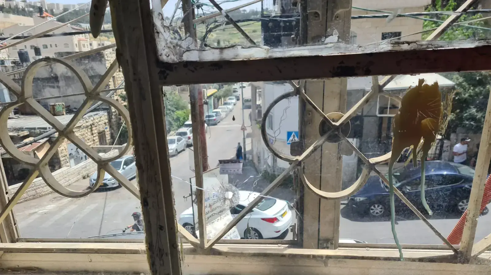 החלון דרכו חדר הכדור שהרג את מרים א-תכרורי בוואדי ג'וז, 18 באפריל 2021 החלון דרכו חדר הכדור שהרג את מרים א-תכרורי בוואדי ג'וז, 18 באפריל 2021