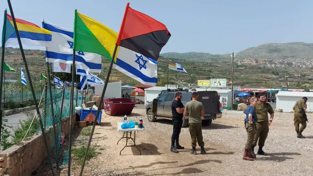 הכנות לתערוכה הצהלית שמעוררת סערה, שתפתח ליד ברכת רם בצפון רמת הגולן 