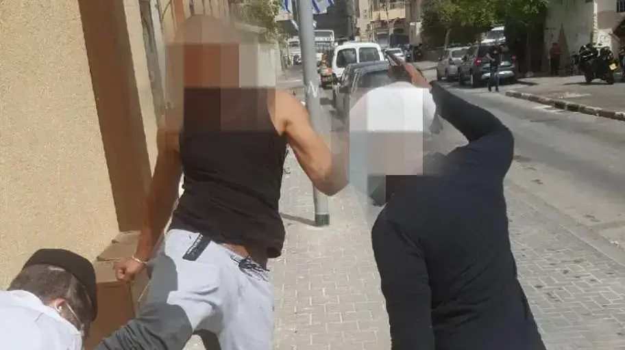 שני יתושבי יפו תוקפים את ראש ישיבת ההסדר בעיר, הרב אליהו מאלי