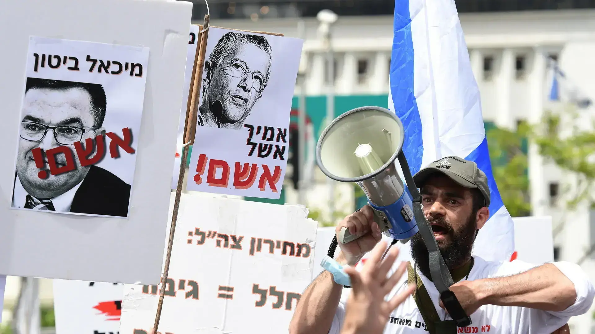 שילוטים בדמותו של אמיר אשל במהלך הפגנת נכי צה"ל בתל אביב 18 באפריל 2021 שילוטים בדמותו של אמיר אשל במהלך הפגנת נכי צה"ל בתל אביב 18 באפריל 2021