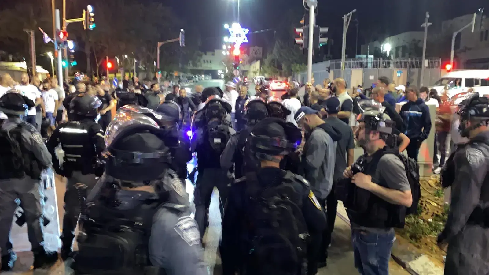 הפגנות של יהודים וערבים ברקע תקיפת ראש ישיבה 18 באפריל 2021