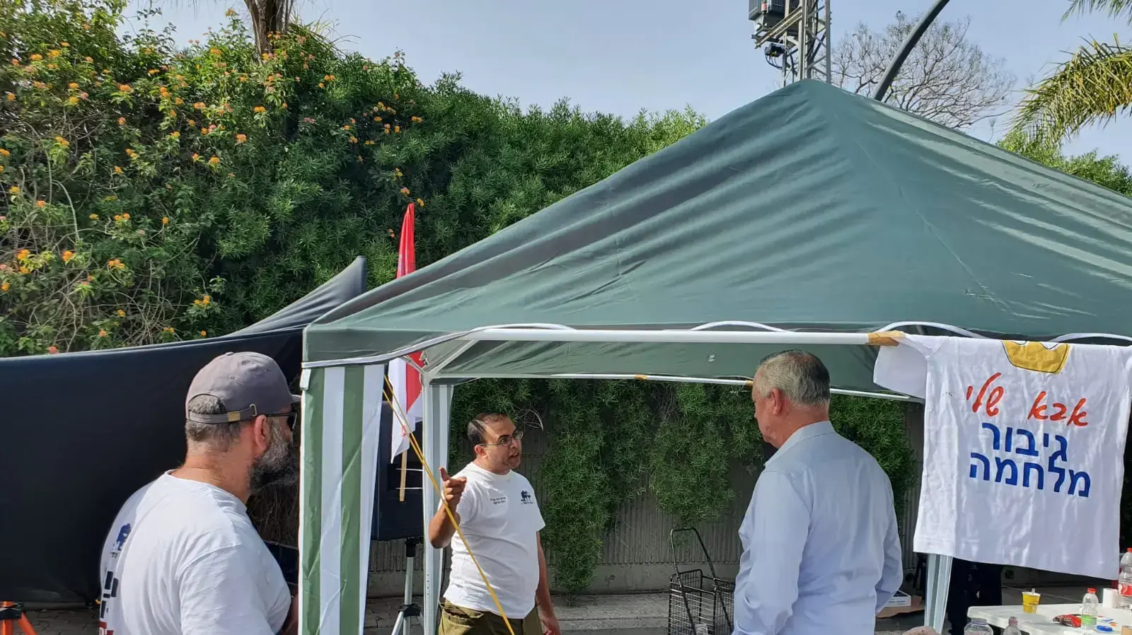 שר הביטחון בני גנץ מחוץ לאגף השיקום בפתח תקווה, 18 באפריל 2021