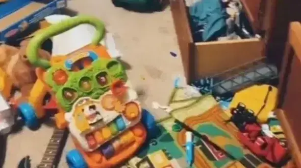 האימא הזו זרקה את הצעצועים של בנה בן החמש - כי הוא סרב לסדר את החדר האימא הזו זרקה את הצעצועים של בנה בן החמש - כי הוא סרב לסדר את החדר
