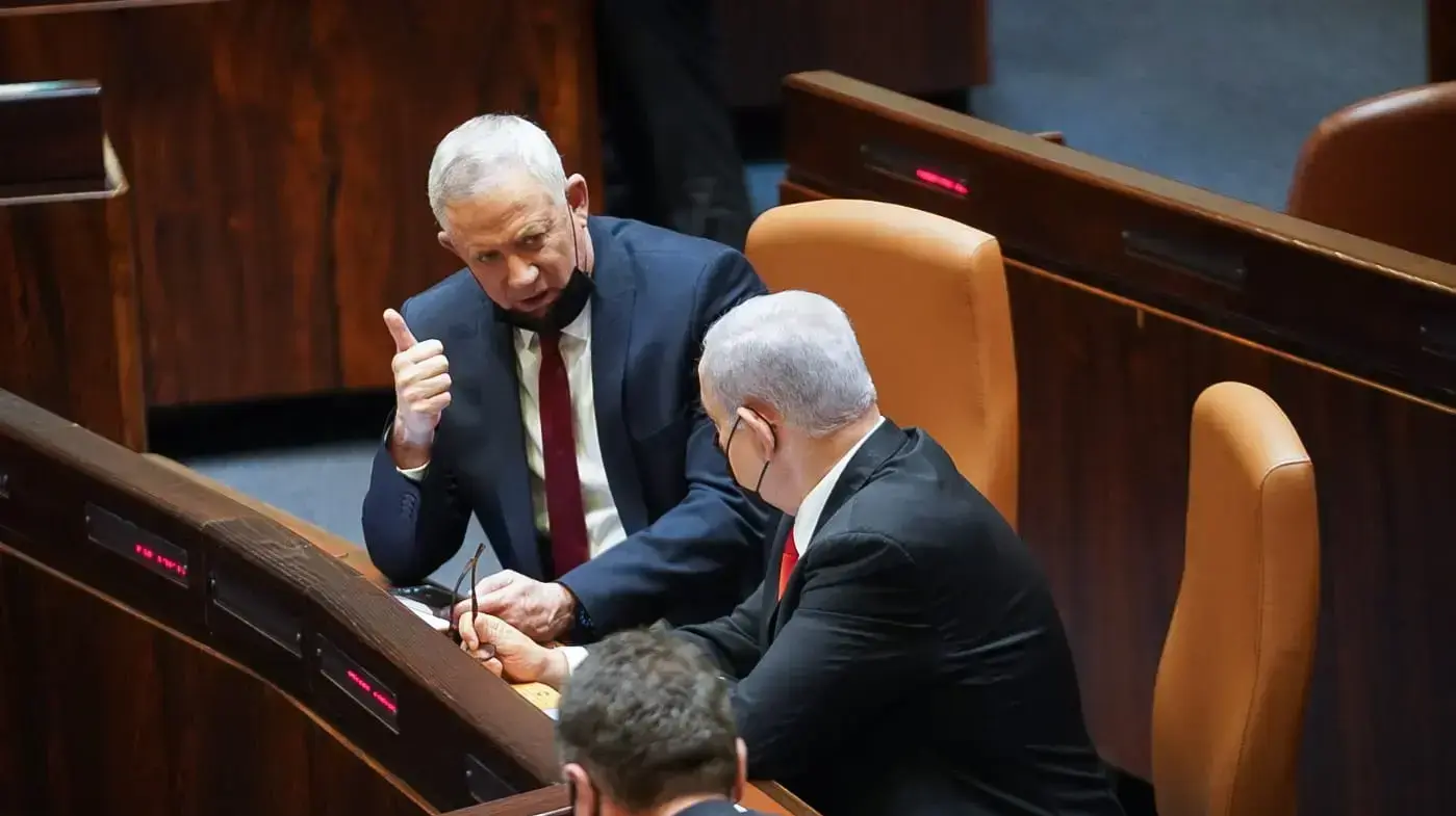 בנימין נתניהו ובני גנץ בהצבעה על הרכב הוועדה המסדרת בכנסת, 19 באפריל 2021 בנימין נתניהו ובני גנץ בהצבעה על הרכב הוועדה המסדרת בכנסת, 19 באפריל 2021