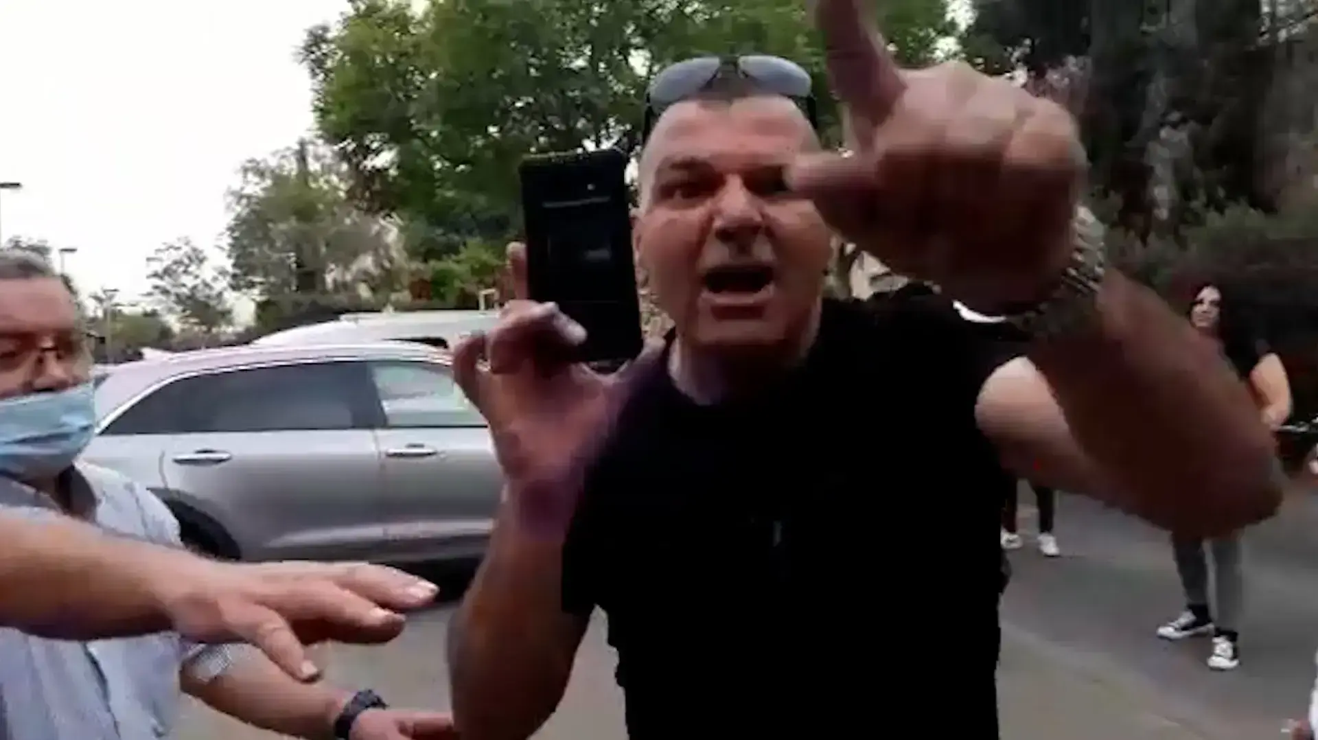 מפגינים תומכי נתניהו קיללו את רעייתו של אלקין, שהגיבה: "בגללכם הילדים בוכים בלילה"
19.04.21