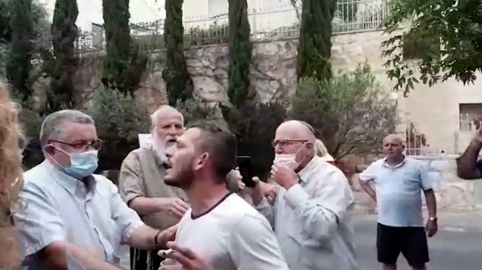 מפגינים תומכי נתניהו קיללו את רעייתו של אלקין מול ביתם מפגינים תומכי נתניהו קיללו את רעייתו של אלקין מול ביתם
