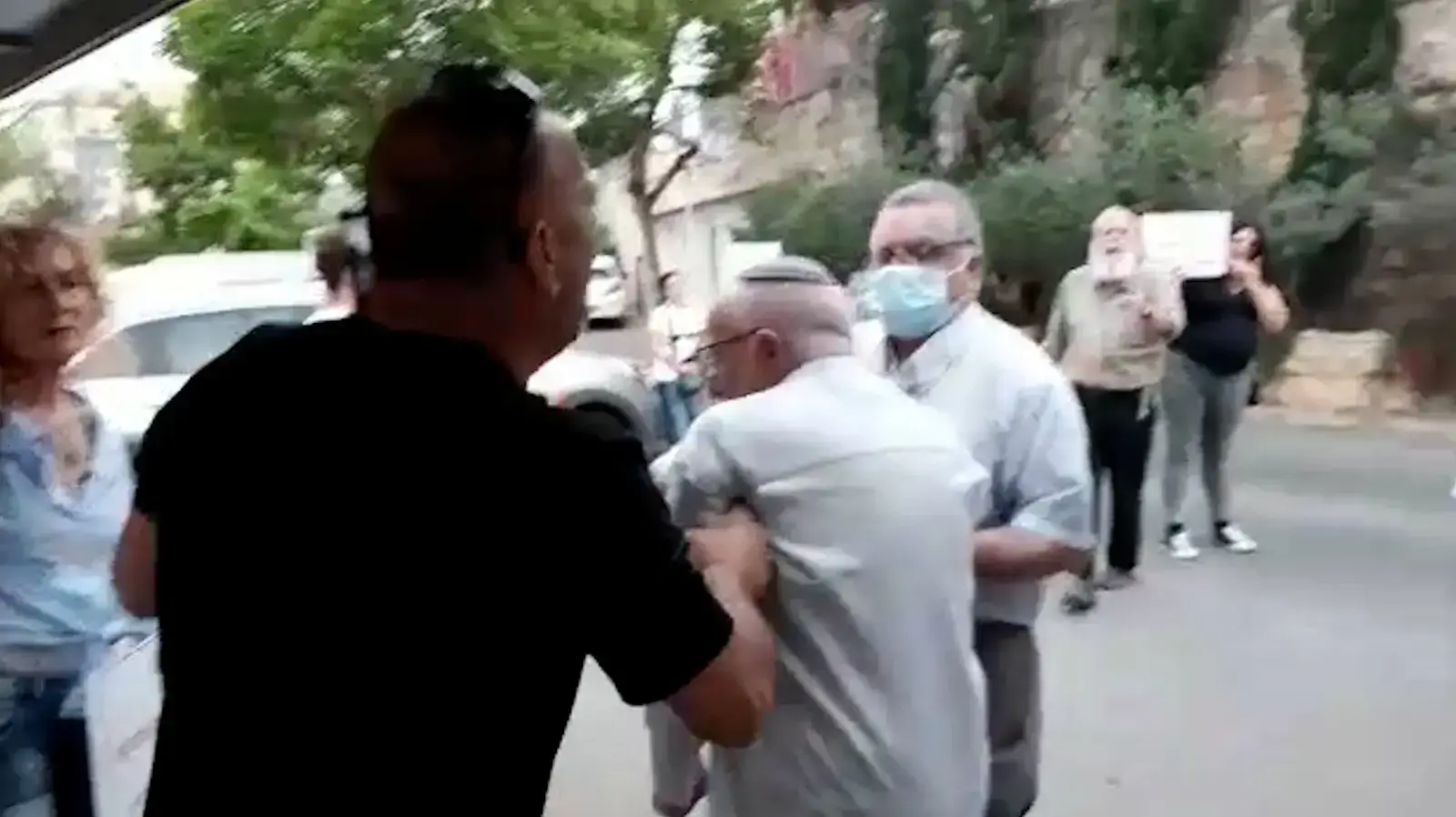 מפגינים תומכי נתניהו קיללו את רעייתו של אלקין מול ביתם מפגינים תומכי נתניהו קיללו את רעייתו של אלקין מול ביתם