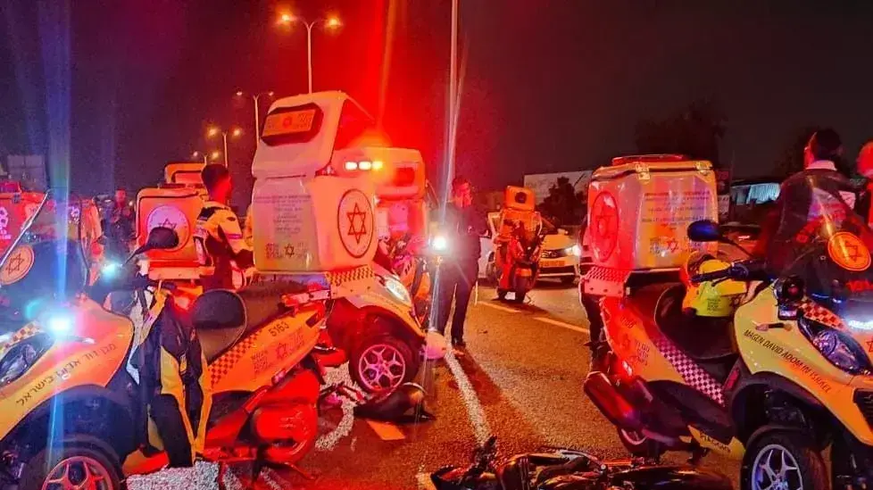 זירת התאונה בה נהרג רוכב אופנוע כבן 30 סמוך לאזור, 19 באפריל,2021