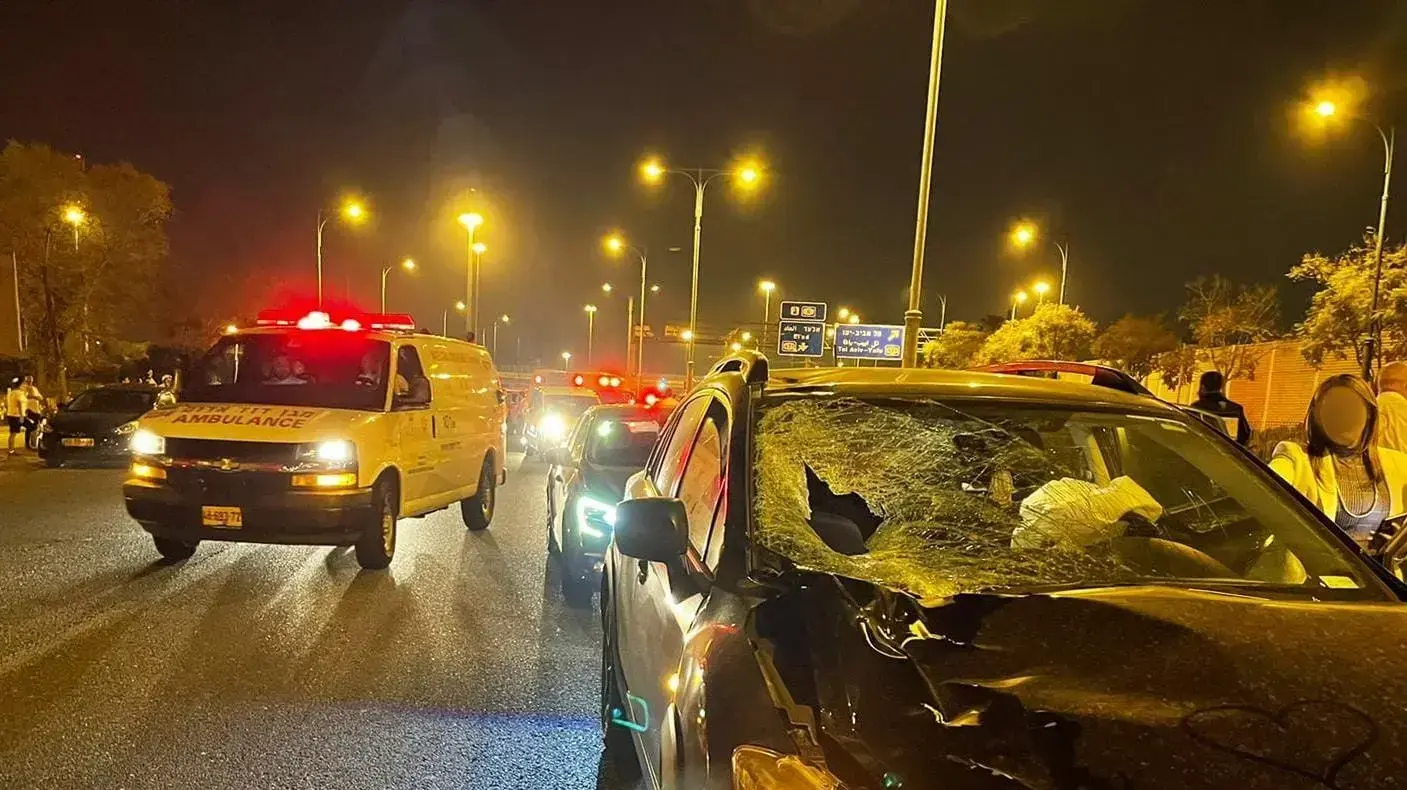 זירת התאונה בה נהרג הולך רגל בשנות ה-30 לחייו בכביש 40 סמוך לפתח תקווה, 19 באפריל, 2021 זירת התאונה בה נהרג הולך רגל בשנות ה-30 לחייו בכביש 40 סמוך לפתח תקווה, 19 באפריל, 2021