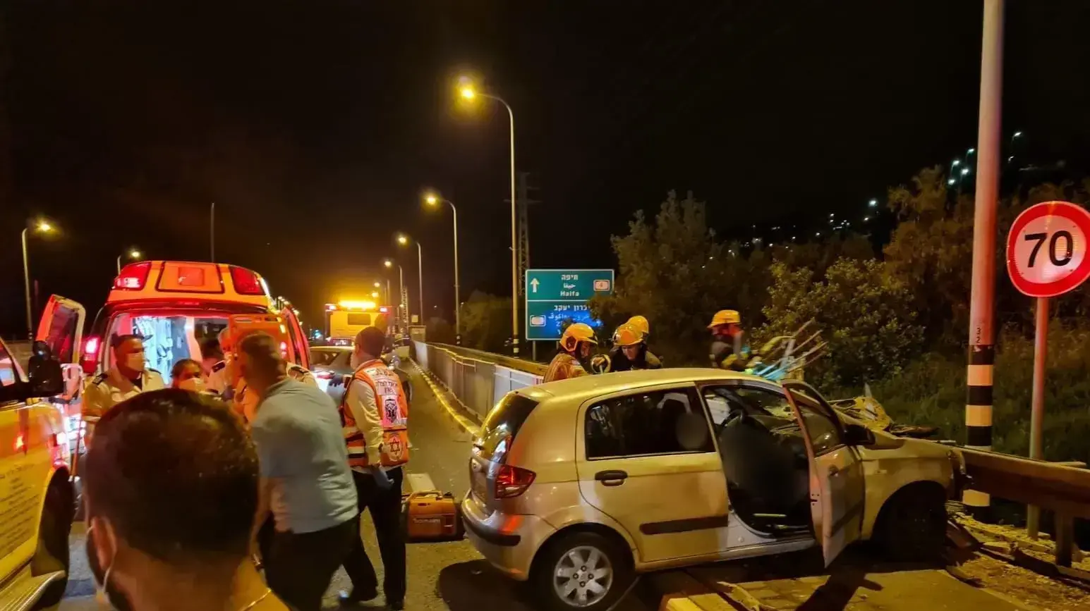 זירת התאונה בה נהרג צעיר בן 22 ועוד 4 נפצעו בכביש 4 סמוך לזכרון יעקב. 20 באפריל 2021 זירת התאונה בה נהרג צעיר בן 22 ועוד 4 נפצעו בכביש 4 סמוך לזכרון יעקב. 20 באפריל 2021