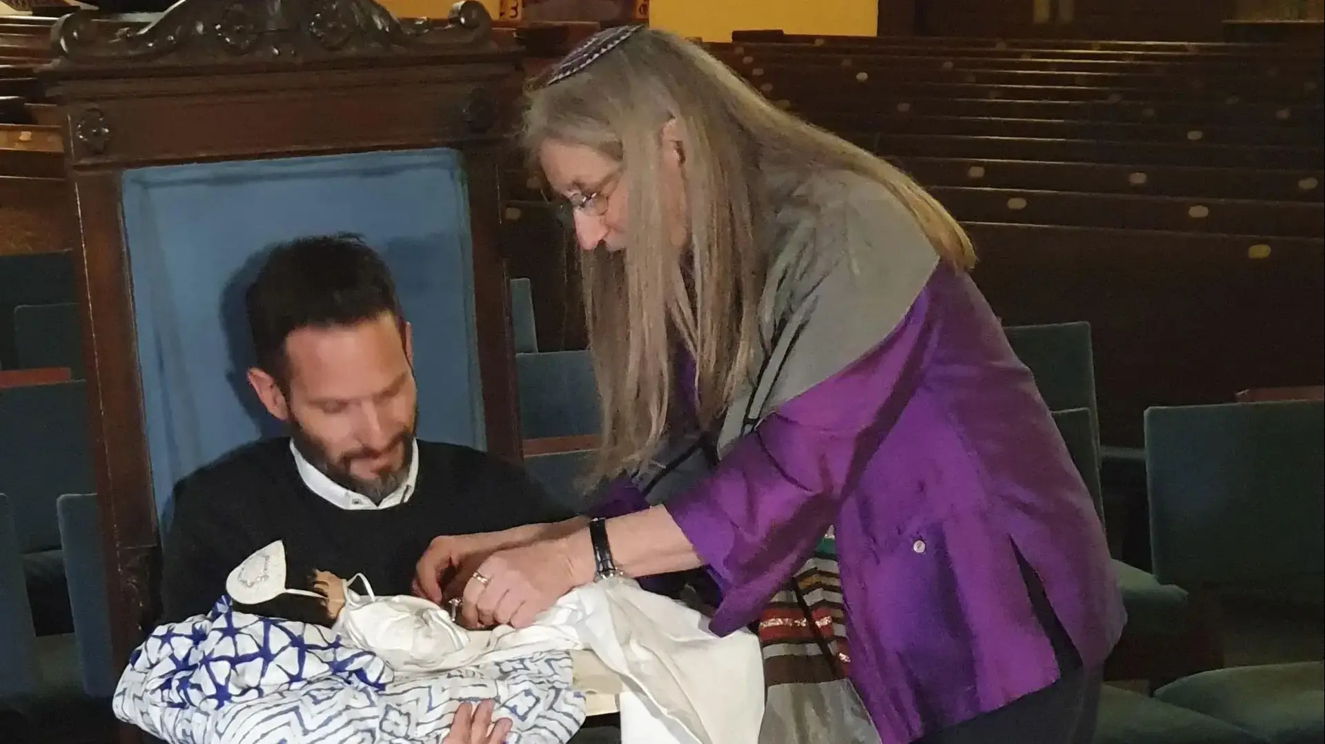 גורי אלפי עם המוהלת אמילי בלייק, היהודי החדש גורי אלפי עם המוהלת אמילי בלייק, היהודי החדש
