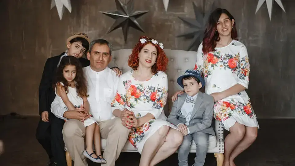 אלקין ורעייתו בתמונה משפחתית אלקין ורעייתו בתמונה משפחתית