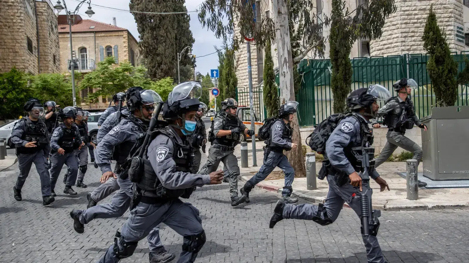 שוטרים במהלך עימותים במאה שערים 20 באפריל 2021 שוטרים במהלך עימותים במאה שערים 20 באפריל 2021