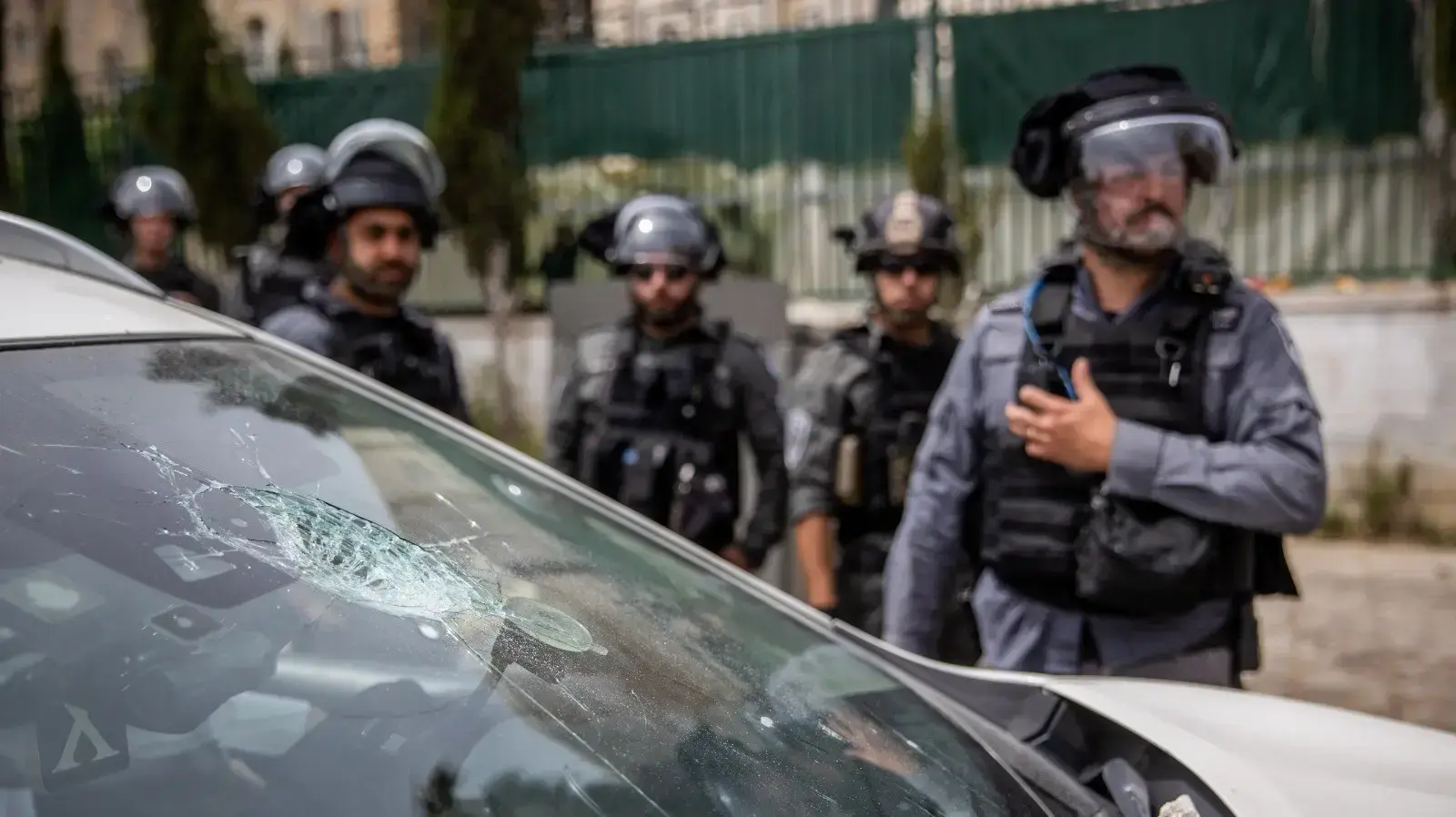 שוטרים במהלך עימותים במאה שערים 20 באפריל 2021 