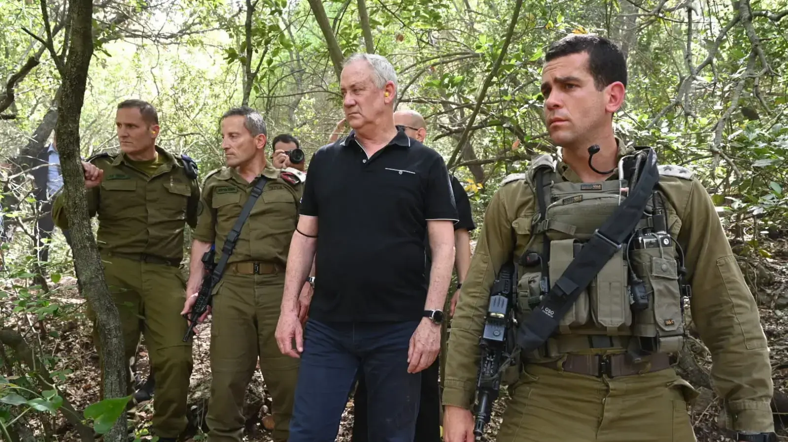 שר הביטחון, בני גנץ, סייר בפיקוד הצפון עם ראש אג"ת אלוף תומר בר, מפקד פיקוד הצפון אלוף אמיר ברעם ומפקד אוגדה 91 תא"ל שלומי בינדר, 20 באפריל 2021 שר הביטחון, בני גנץ, סייר בפיקוד הצפון עם ראש אג"ת אלוף תומר בר, מפקד פיקוד הצפון אלוף אמיר ברעם ומפקד אוגדה 91 תא"ל שלומי בינדר, 20 באפריל 2021