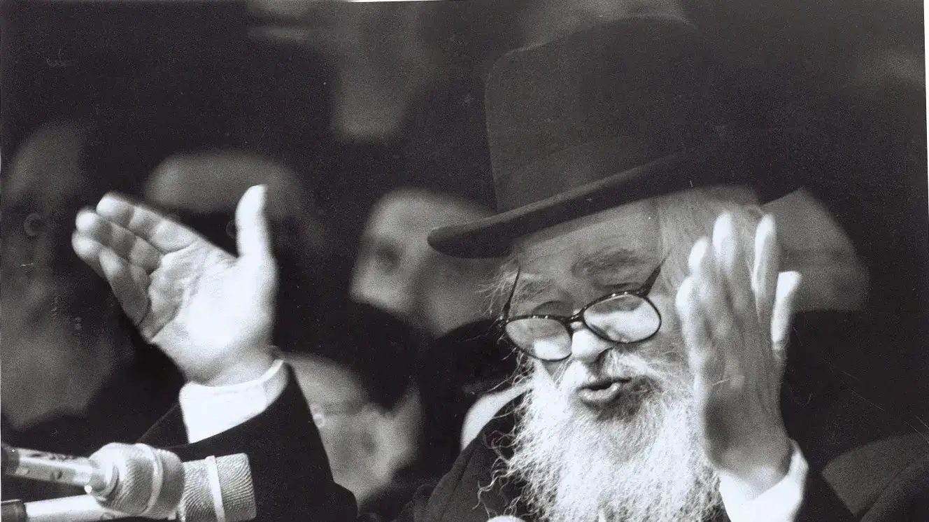הרב אליעזר שך בכנסת תנועת דגל התורה בהיכל הספורט ביד אליהו, תל אביב, 26 במרץ 1990 הרב אליעזר שך בכנסת תנועת דגל התורה בהיכל הספורט ביד אליהו, תל אביב, 26 במרץ 1990