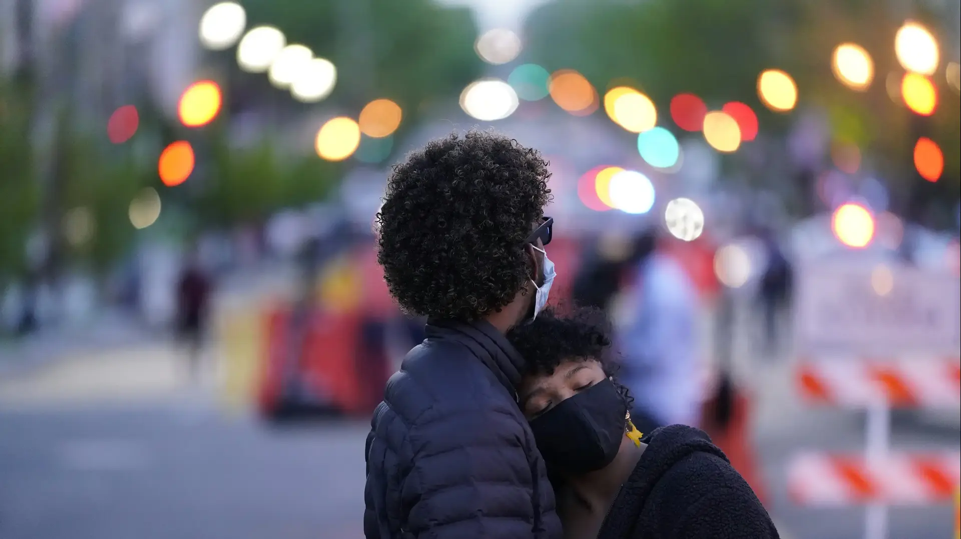 זוג בכיכר Black Lives Matter בוושינגטון אחרי גזר הדין במשפט הרצח של ג'ורג' פלויד, 20 באפריל 2021 זוג בכיכר Black Lives Matter בוושינגטון אחרי גזר הדין במשפט הרצח של ג'ורג' פלויד, 20 באפריל 2021