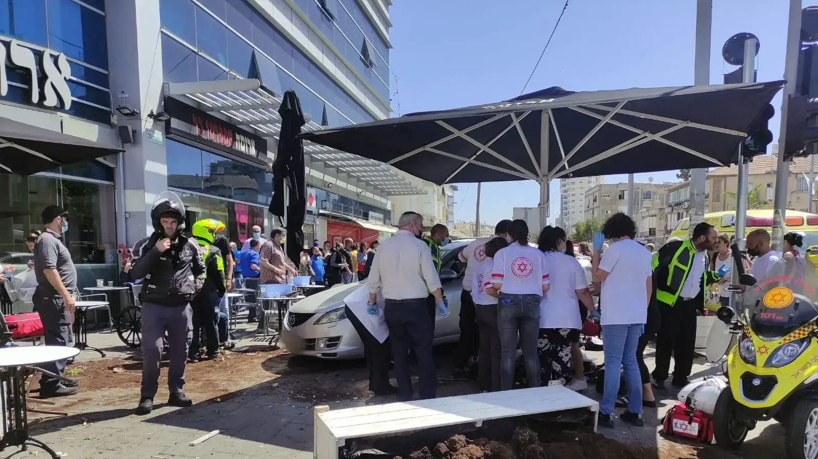 הרכב שהתנגש במסעדת "ארומה" בבת ים, 22 באפריל, 2021 הרכב שהתנגש במסעדת "ארומה" בבת ים, 22 באפריל, 2021