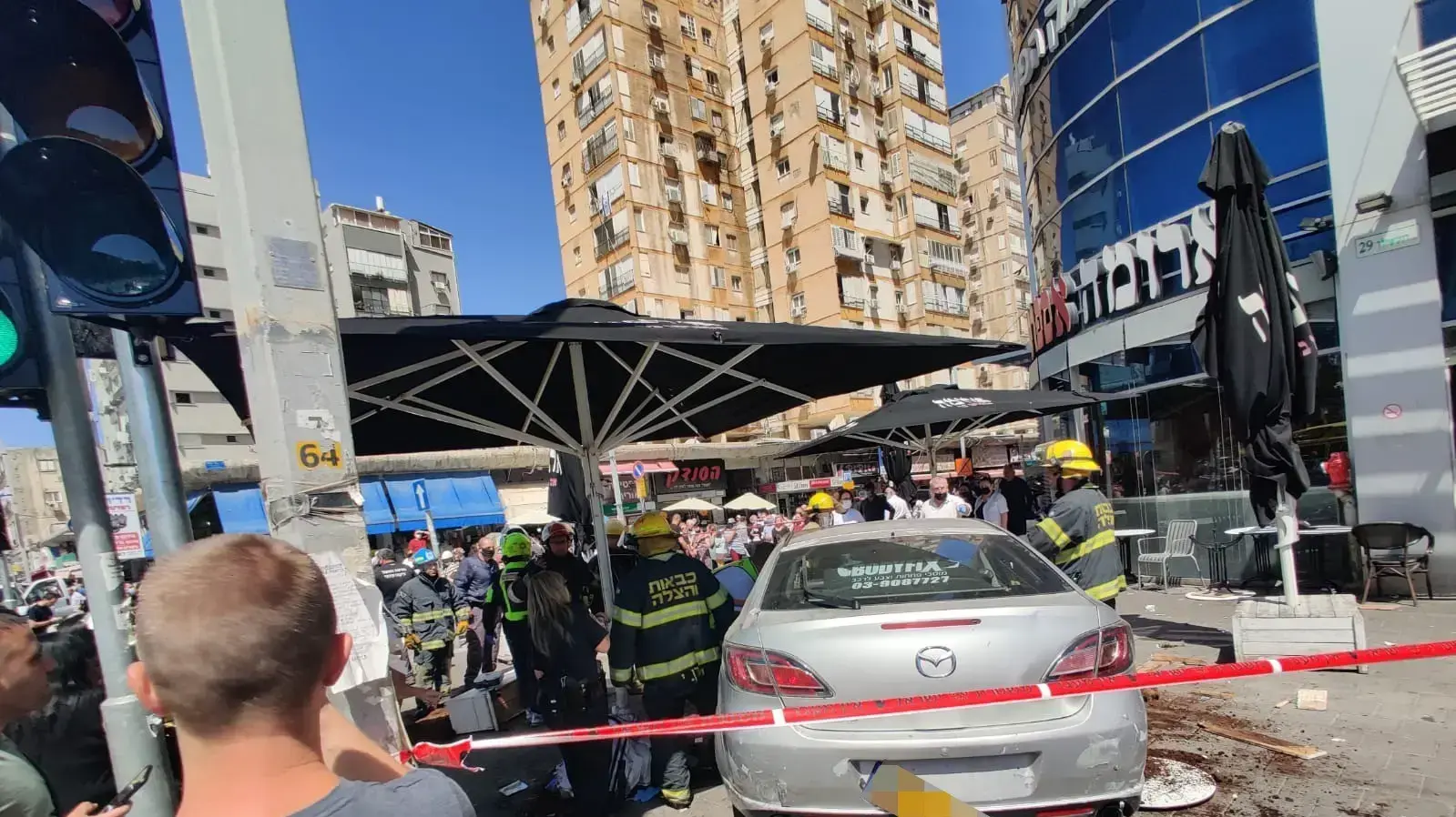 רכב פרטי שנכנס בסניף ארומה בבת ים , 24 באפריל 2021