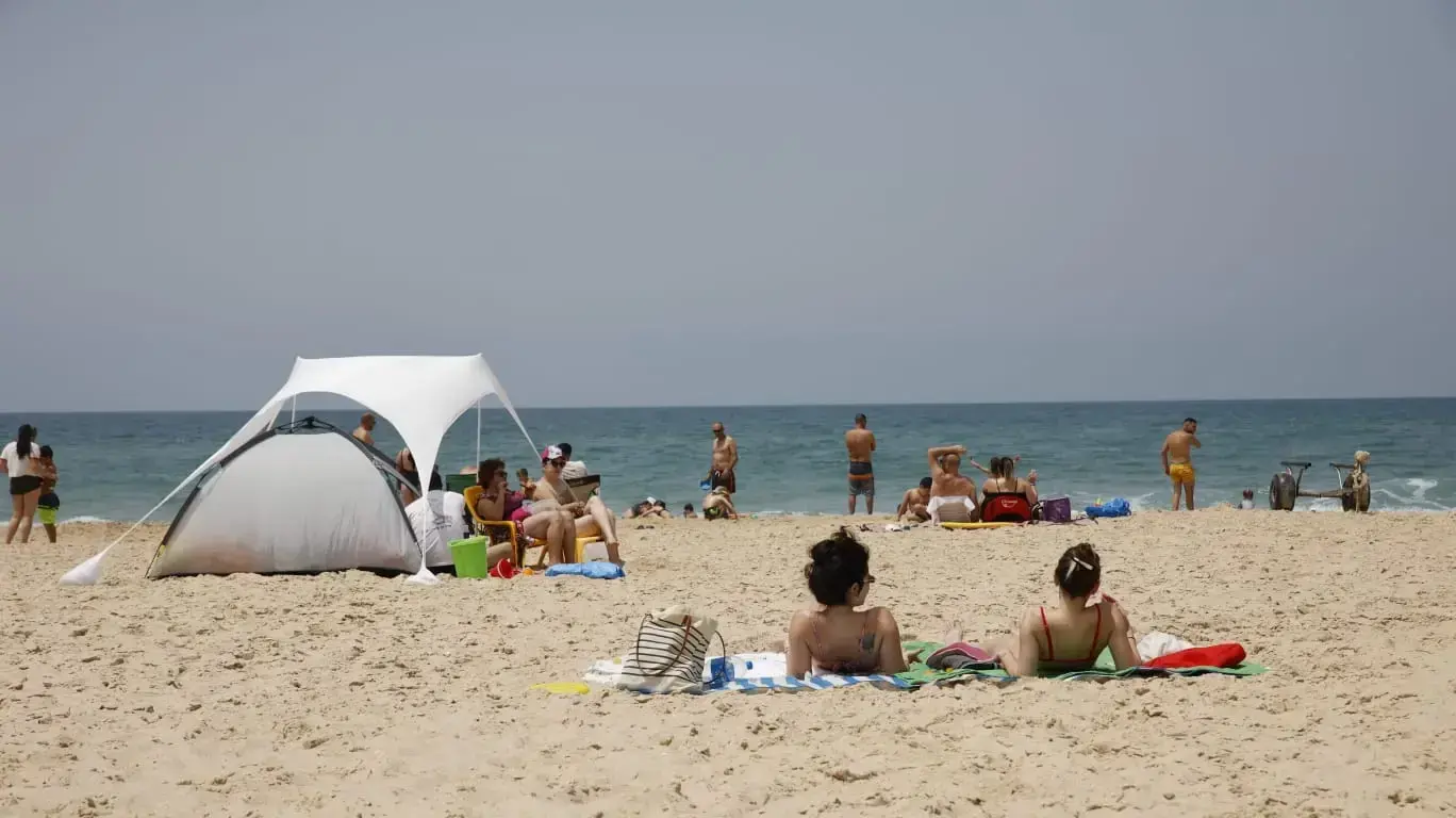 מתרחצים בחוף זיקים, אשקלון, 24 באפריל 2021 מתרחצים בחוף זיקים, אשקלון, 24 באפריל 2021