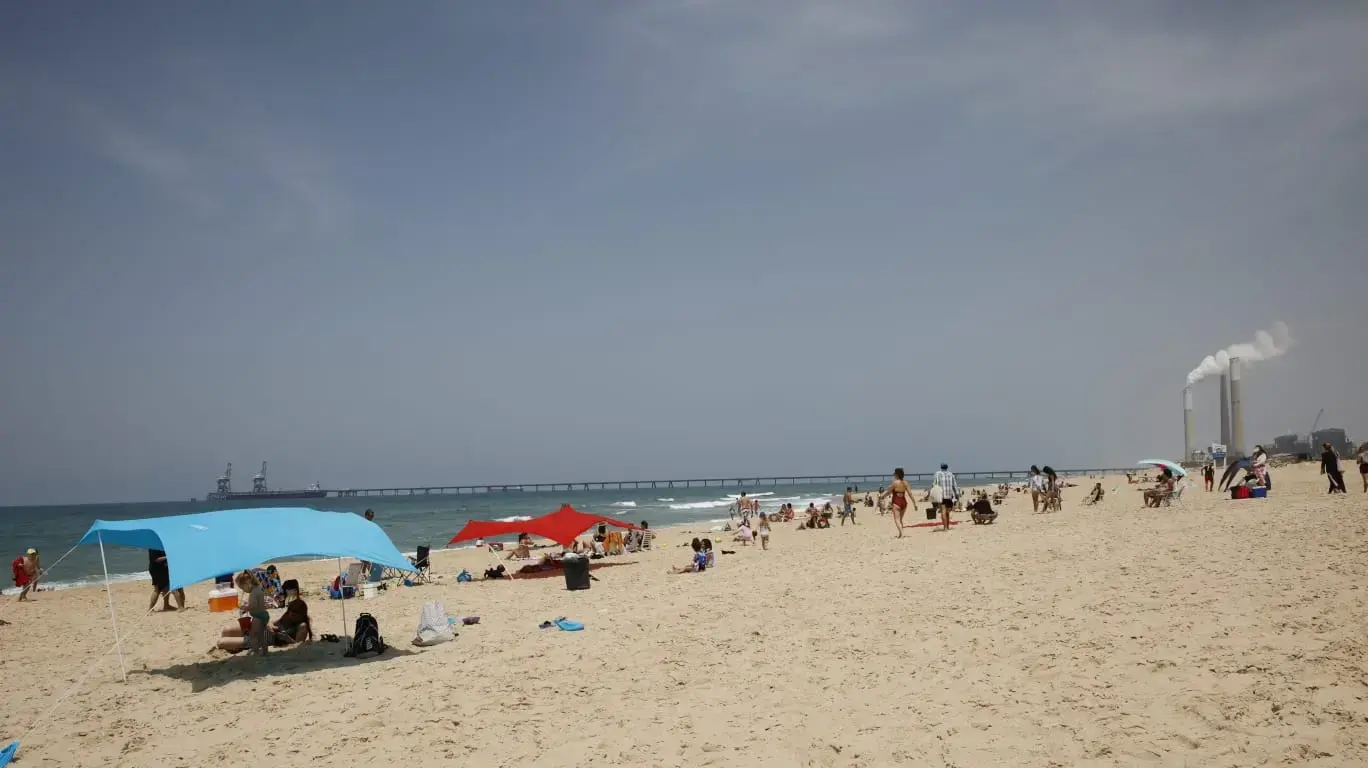 מתרחצים בחוף זיקים, אשקלון, 24 באפריל 2021 מתרחצים בחוף זיקים, אשקלון, 24 באפריל 2021