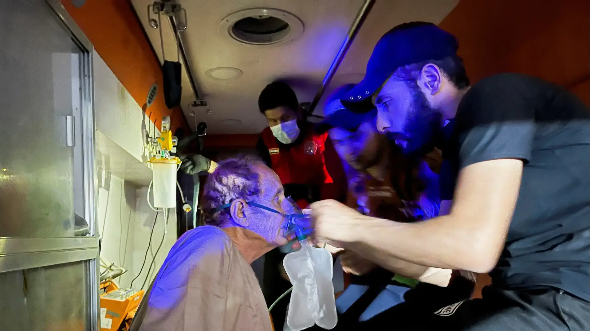 חולה קורונה מונשם אחרי שפונה מבית חולים בבגדאד, עיראק, לאחר שפרצה שריפה, 24 באפריל 2021