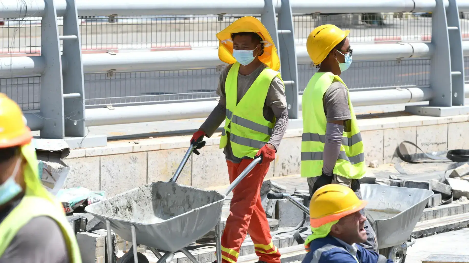 עובדים זרים בהקמת הרכבת הקלה, ציר ז'בוטינסקי פתח תקוה, 23 באפריל 2021 עובדים זרים בהקמת הרכבת הקלה, ציר ז'בוטינסקי פתח תקוה, 23 באפריל 2021