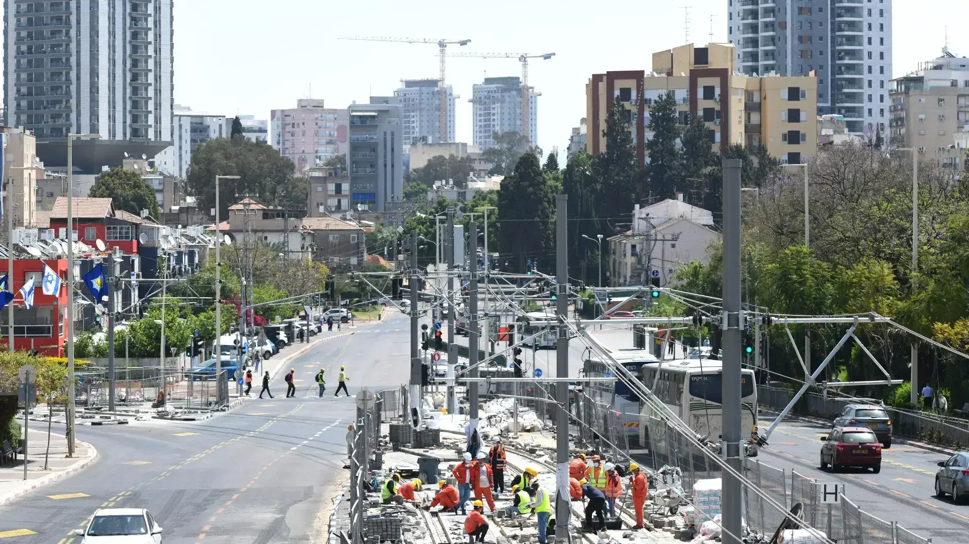 עובדים זרים בהקמת הרכבת הקלה, ציר ז'בוטינסקי פתח תקוה, 23 באפריל 2021 עובדים זרים בהקמת הרכבת הקלה, ציר ז'בוטינסקי פתח תקוה, 23 באפריל 2021