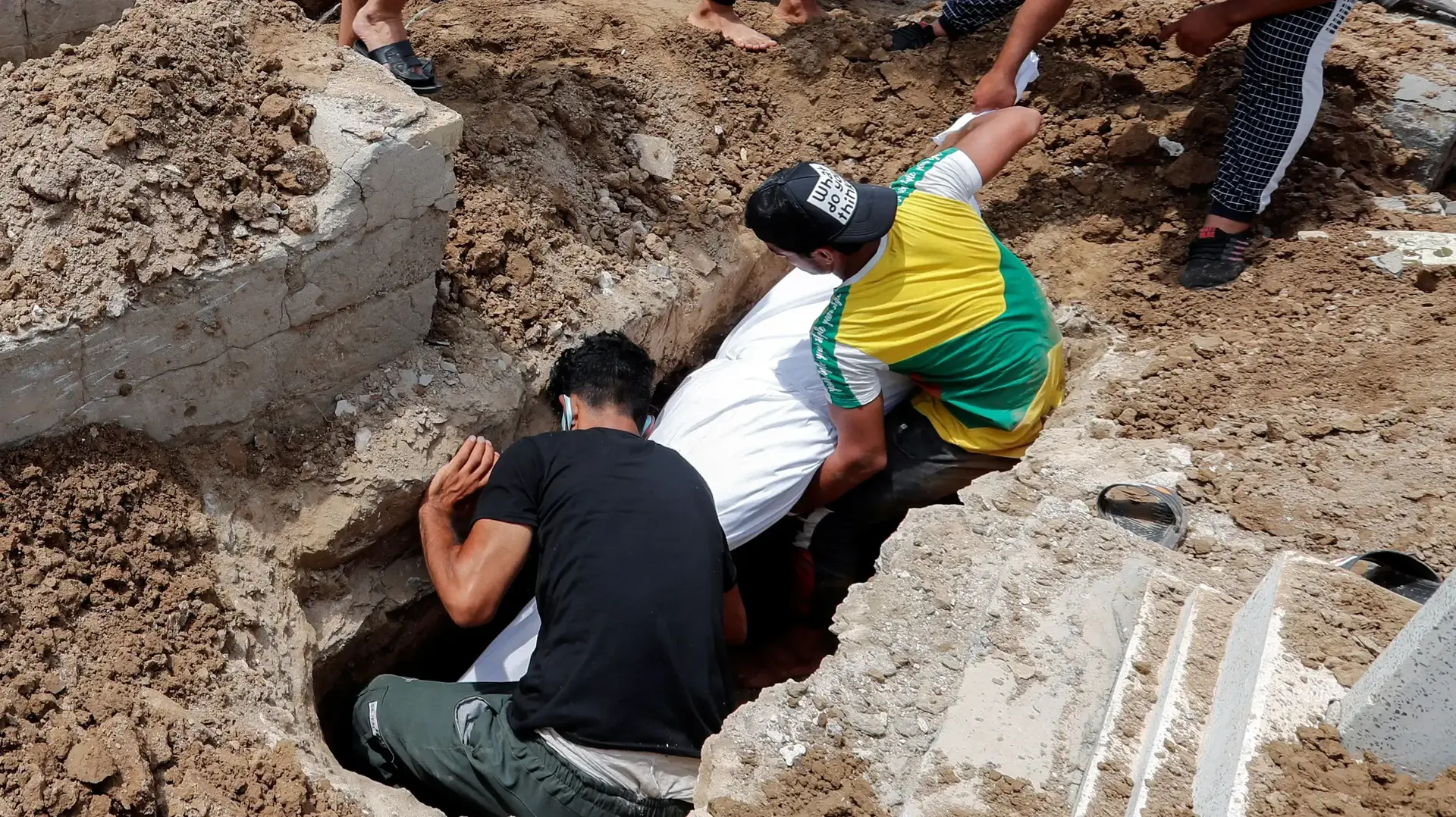 קבורת אדם שנספה בשריפה שנגרמה מפיצוץ מיכל חמצן בבי"ח אבן ח'טיב בבגדאד, 25 באפריל 2021 קבורת אדם שנספה בשריפה שנגרמה מפיצוץ מיכל חמצן בבי"ח אבן ח'טיב בבגדאד, 25 באפריל 2021