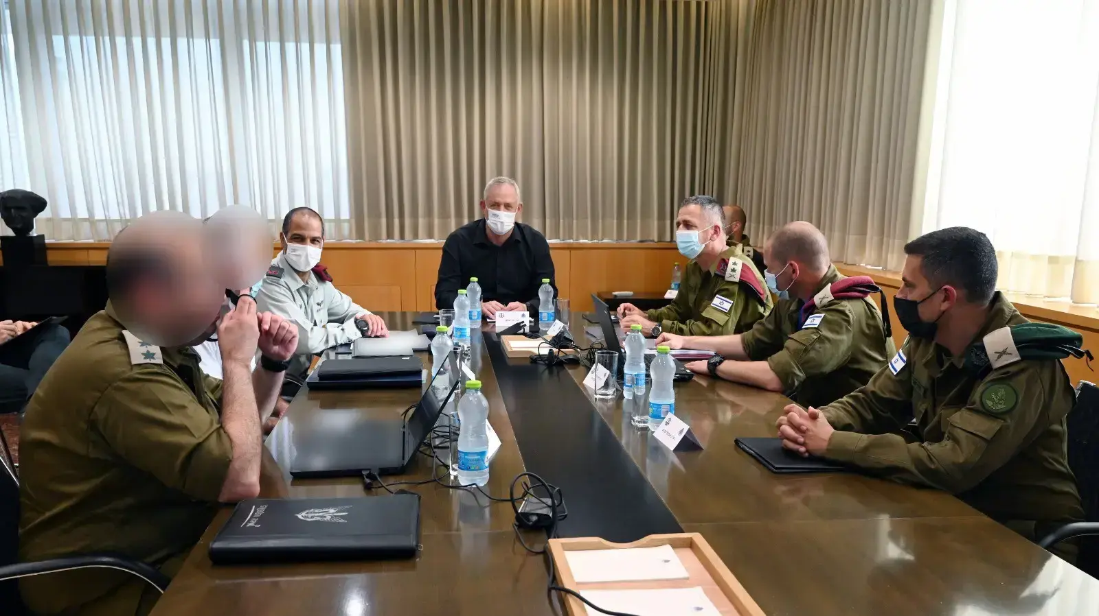 שר הביטחון בני גנץ בהערכת מצב בקריה בהשתתפות הרמטכ"ל רא"ל אביב כוכבי, ראש השב"כ נדב ארגמן, ראש אמ"ץ אלוף אהרון חליוה, ראש אמ"ן אלוף תמיר הימן, ראש אגא"ס אלוף טל קלמן ובכירים נוספים בצה"ל ובמערכת הביטחון, 25 באפריל 2021 שר הביטחון בני גנץ בהערכת מצב בקריה בהשתתפות הרמטכ"ל רא"ל אביב כוכבי, ראש השב"כ נדב ארגמן, ראש אמ"ץ אלוף אהרון חליוה, ראש אמ"ן אלוף תמיר הימן, ראש אגא"ס אלוף טל קלמן ובכירים נוספים בצה"ל ובמערכת הביטחון, 25 באפריל 2021