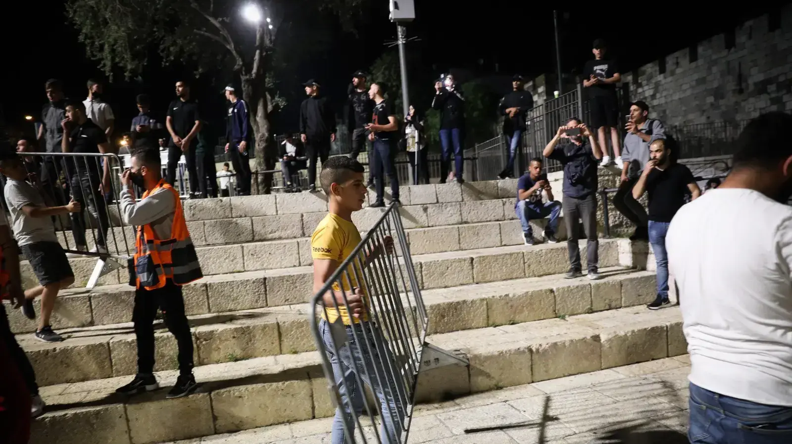 צעירים לאחר שהמשטרה הסירה מחסומים בשער שכם, ירושלים, 25 באפריל 2021 צעירים לאחר שהמשטרה הסירה מחסומים בשער שכם, ירושלים, 25 באפריל 2021