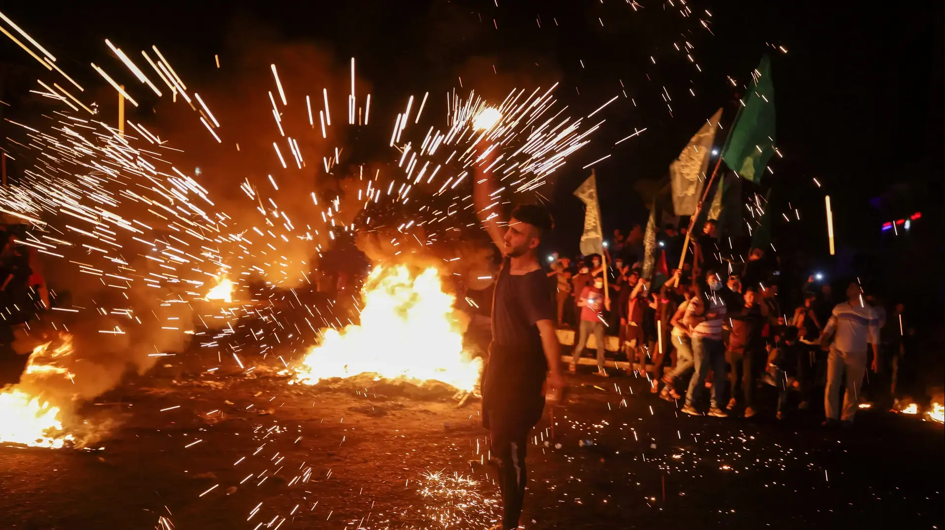 מפגינים בעזה ברקע המתיחות בירושלים, 25 באפריל 2021 מפגינים בעזה ברקע המתיחות בירושלים, 25 באפריל 2021