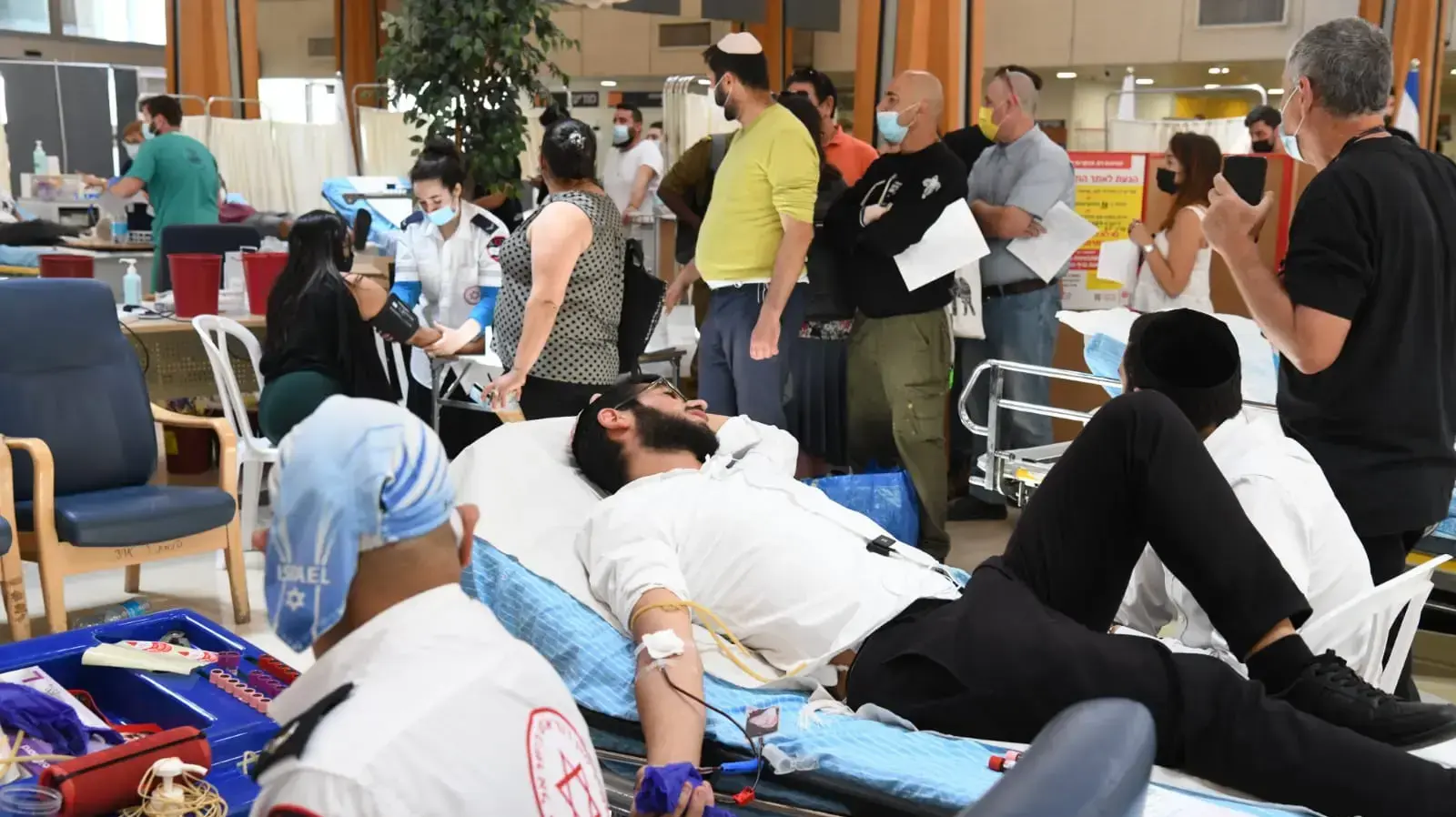 אנשים תורמים דם לאיציק סעידיאן, בי"ח שיבא תל השומר, 28 באפריל 2021 אנשים תורמים דם לאיציק סעידיאן, בי"ח שיבא תל השומר, 28 באפריל 2021