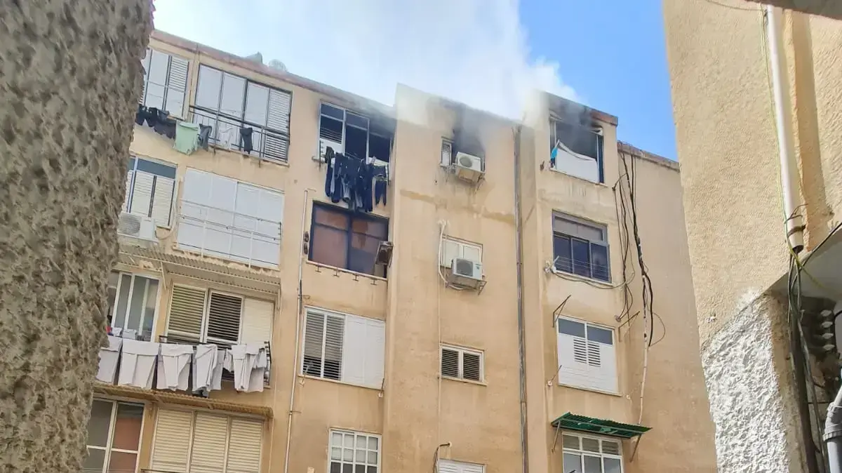שריפה בבניין מגורים בראשון לציון 28 באפריל 2021 שריפה בבניין מגורים בראשון לציון 28 באפריל 2021