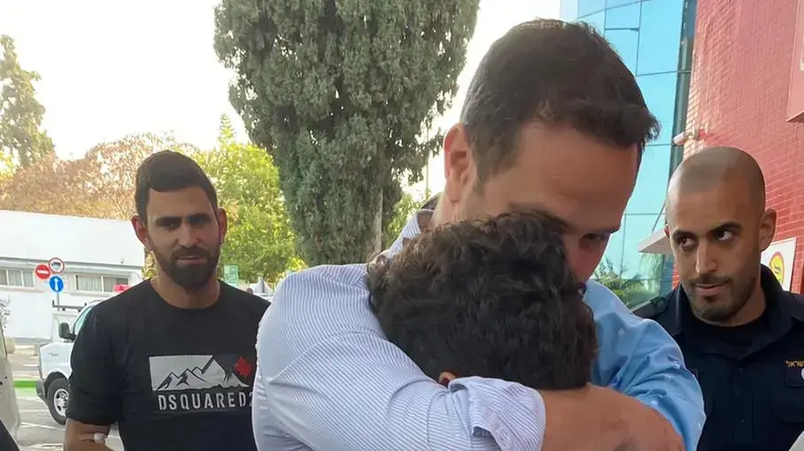 ראש עייירת ראשון לציון, רז קינסטליך מחבדק את הילד שחולץ מהדירה הבוערת ראש עייירת ראשון לציון, רז קינסטליך מחבדק את הילד שחולץ מהדירה הבוערת