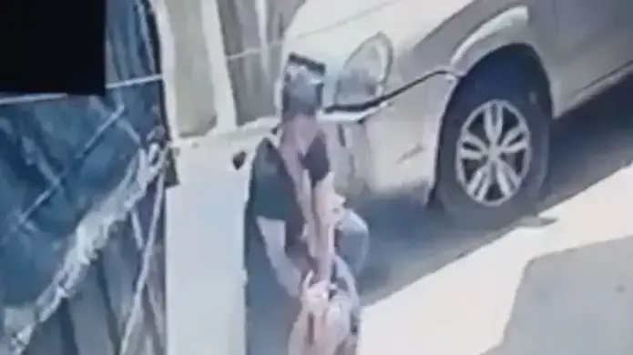 מאבטח בתי יהודים בסילוואן במהלך תקיפת אדם 28 באפריל 2021 מאבטח בתי יהודים בסילוואן במהלך תקיפת אדם 28 באפריל 2021