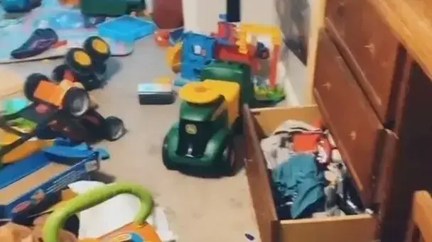האימא שזרקה את הצעצועים שבנה בן החמש סירב לסדר האימא שזרקה את הצעצועים שבנה בן החמש סירב לסדר