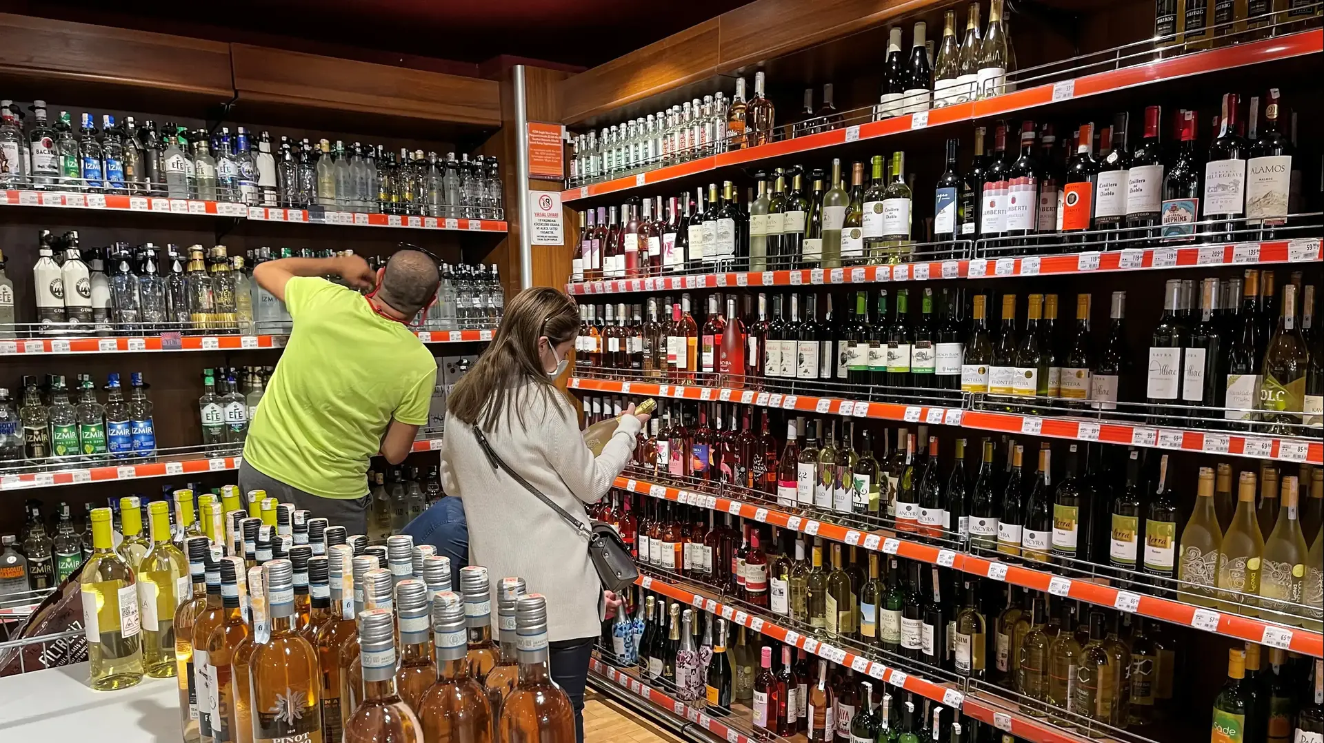 מדפים למשקאות אלכוהוליים באיסטנבול, טורקיה, 28 באפריל 2021 מדפים למשקאות אלכוהוליים באיסטנבול, טורקיה, 28 באפריל 2021