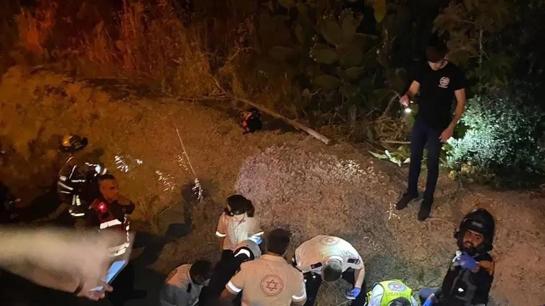 צוותי החילוץ והרפואה עוסקים בפינוי הנפגעים, 30 באפריל, 2021 צוותי החילוץ והרפואה עוסקים בפינוי הנפגעים, 30 באפריל, 2021