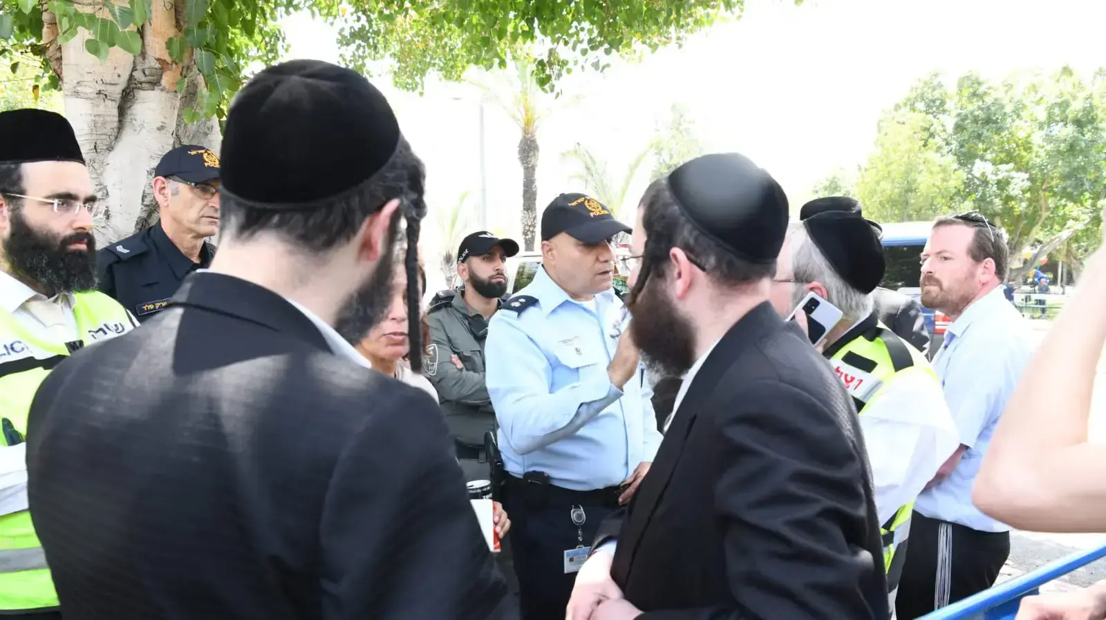 משפחות מגיעות לאבו כביר לזהות גופות, 30 באפריל 2021 משפחות מגיעות לאבו כביר לזהות גופות, 30 באפריל 2021