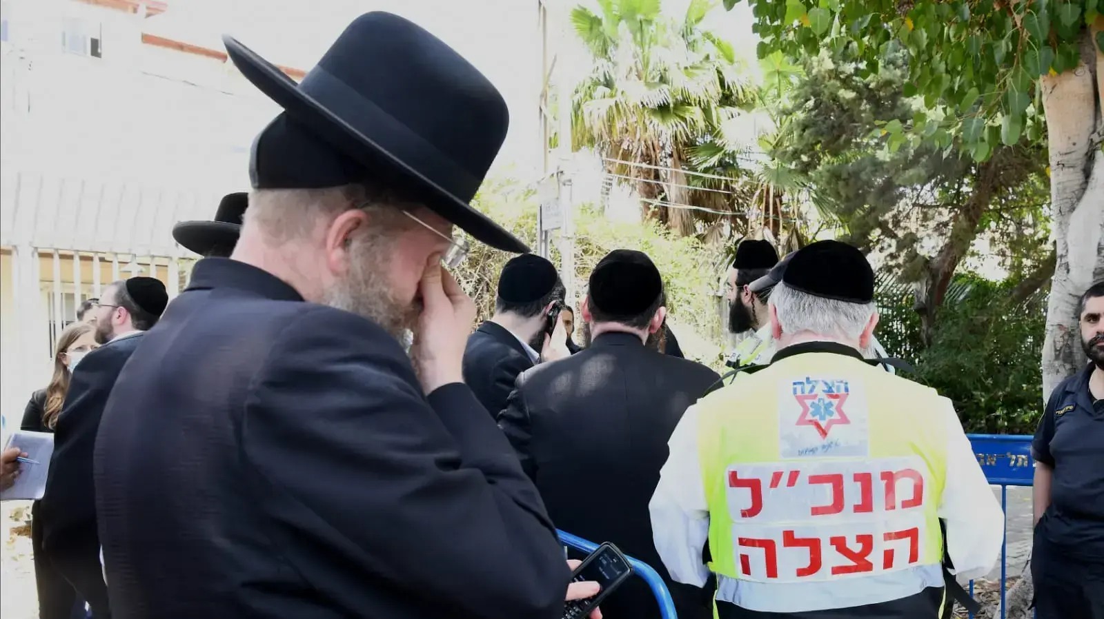 משפחות מגיעות לאבו כביר לזהות גופות, 30 באפריל 2021 משפחות מגיעות לאבו כביר לזהות גופות, 30 באפריל 2021