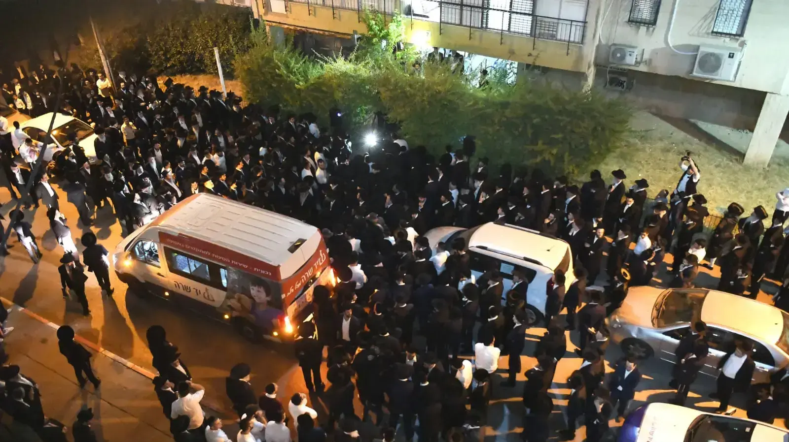 הלווית האברך הצעיר חיים עוזר סלר ז"ל שנהרג באסון מירון מבית הוריו ברחוב סורוצקין 7 לבית החיים ויזניץ בבני ברק, 1 במאי 2021 הלווית האברך הצעיר חיים עוזר סלר ז"ל שנהרג באסון מירון מבית הוריו ברחוב סורוצקין 7 לבית החיים ויזניץ בבני ברק, 1 במאי 2021