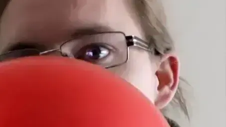 אדף שואף גז מבלון שעושה את הקול שלו עבה