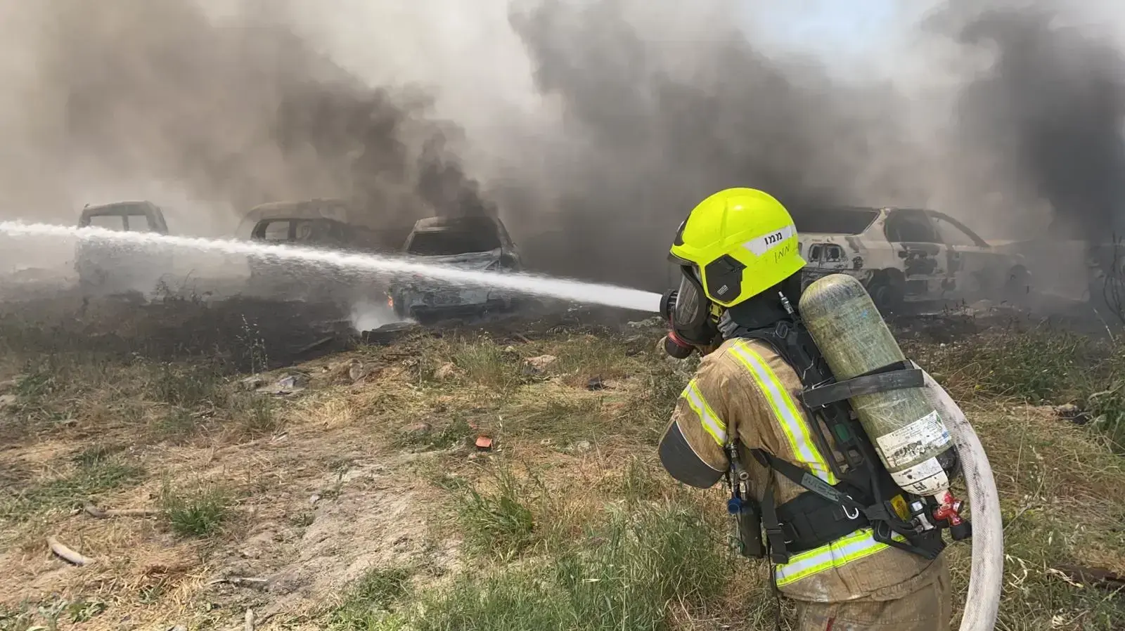 ניסוניות להתגבר על שריפה שפרצה במושב זיתן סמוך לנתב"ג 2 במאי 2021 ניסוניות להתגבר על שריפה שפרצה במושב זיתן סמוך לנתב"ג 2 במאי 2021