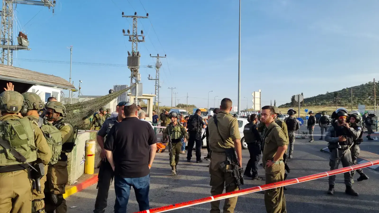 ראש המועצה האזורית שומרון יוסי דגן בזירת הפיגוע בצומת תפוח, 2 במאי 2021 ראש המועצה האזורית שומרון יוסי דגן בזירת הפיגוע בצומת תפוח, 2 במאי 2021