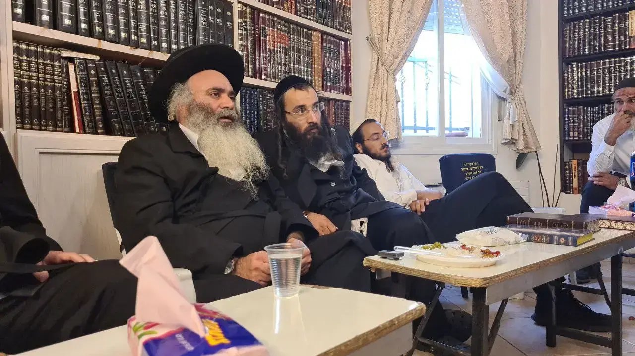 הרב נחמן אלחדד, אביהם של משה מרדכי, בן 12, ודוד יוסף, בן 18, שנהרגו באסון ההילולה בל"ג בעומר במירון בביתו, 2 במאי 2021 הרב נחמן אלחדד, אביהם של משה מרדכי, בן 12, ודוד יוסף, בן 18, שנהרגו באסון ההילולה בל"ג בעומר במירון בביתו, 2 במאי 2021