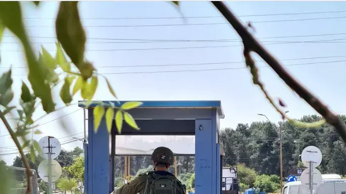יום לאחר נסיון הפיגוע בצומת גוש עציון | חייל צה"ל בעמדת שמירה יום לאחר נסיון הפיגוע בצומת גוש עציון | חייל צה"ל בעמדת שמירה